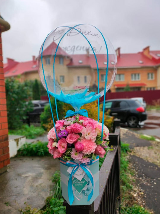 Цветошар в шестигранной коробке с цветами микс