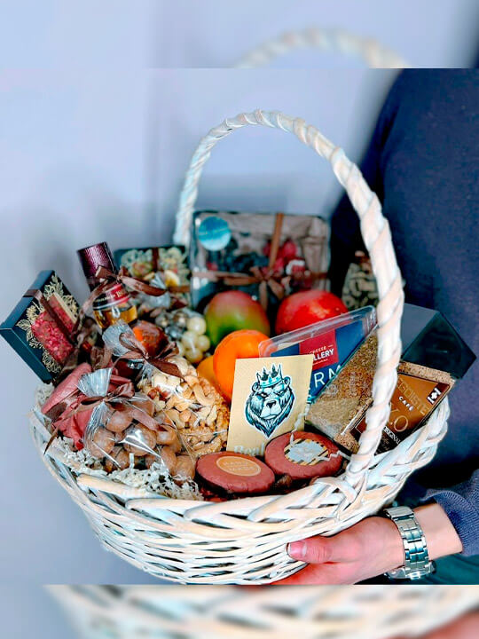 Корзина с фруктами