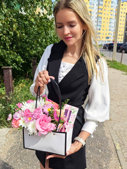 Сумочка с цветами и макаронс