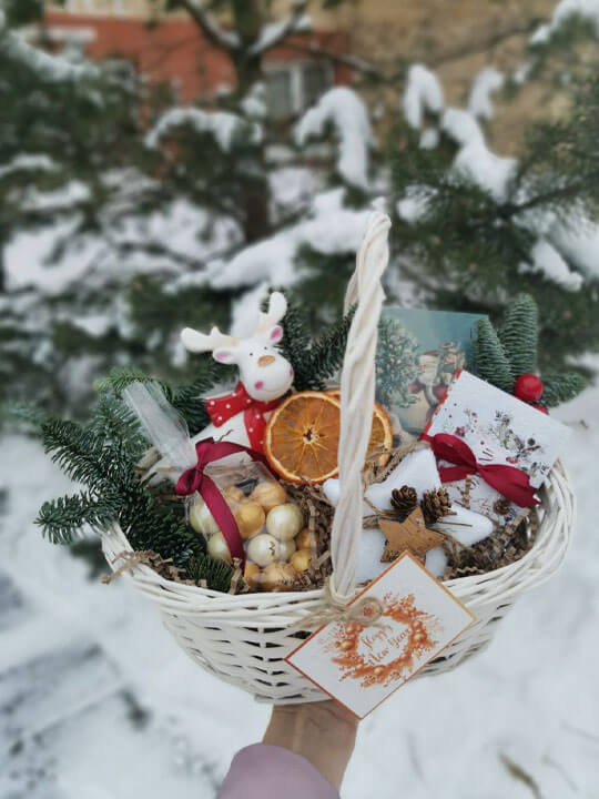 Корзинка с фарфоровой игрушкой, чаем, шоколадом, конфетами и декор