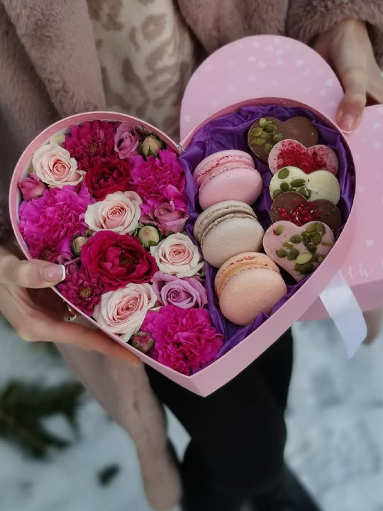 Сердечко с цветами макаронс и медиантами